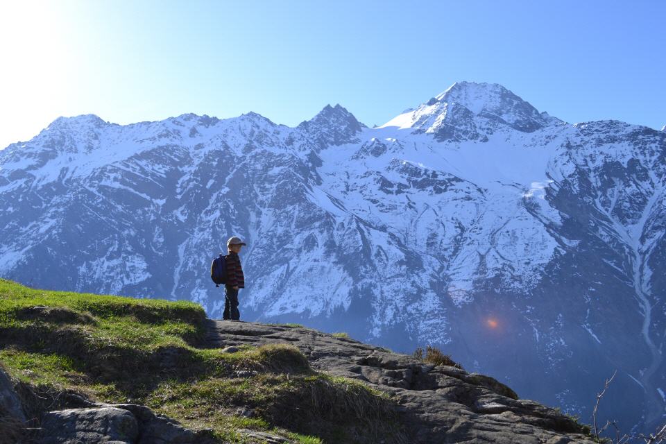 Junger Wanderer vor dem Oberalpstock